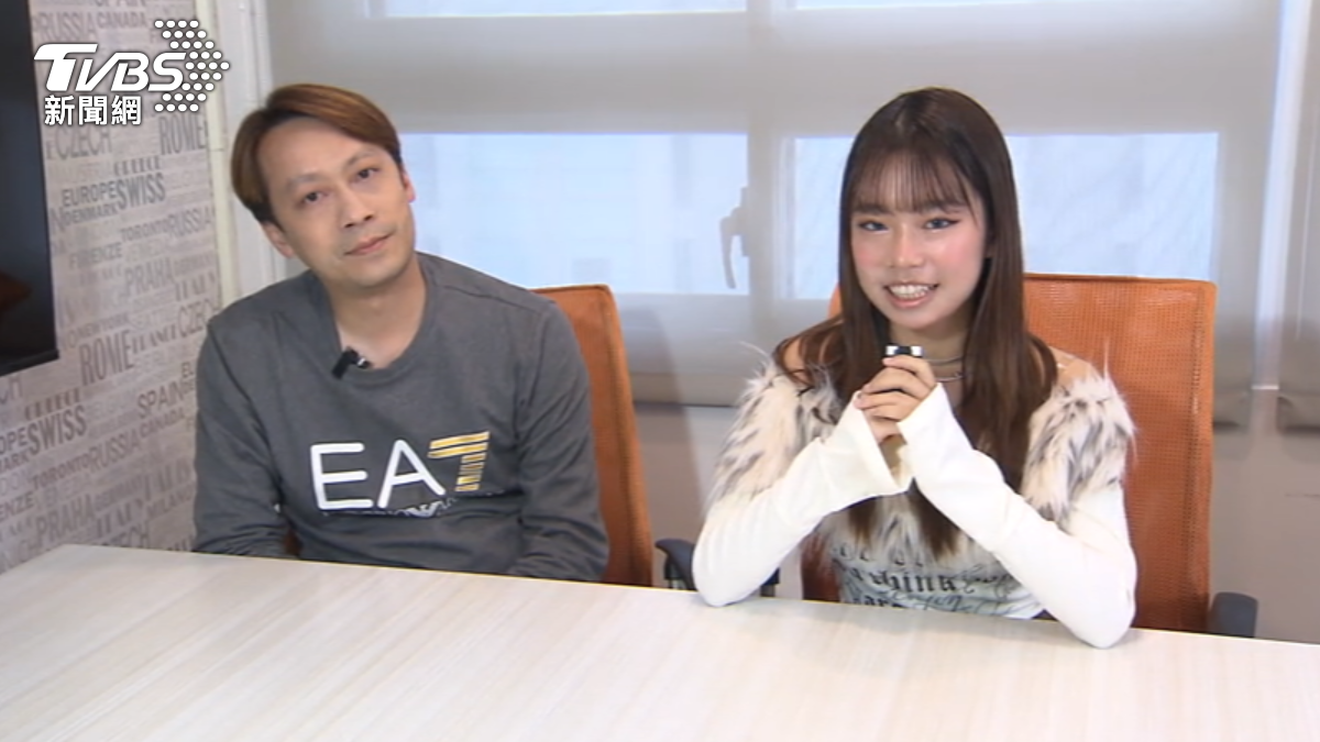 歌手欣菲（右）和父親Jack接受TVBS專訪。（圖／范宇宣攝）