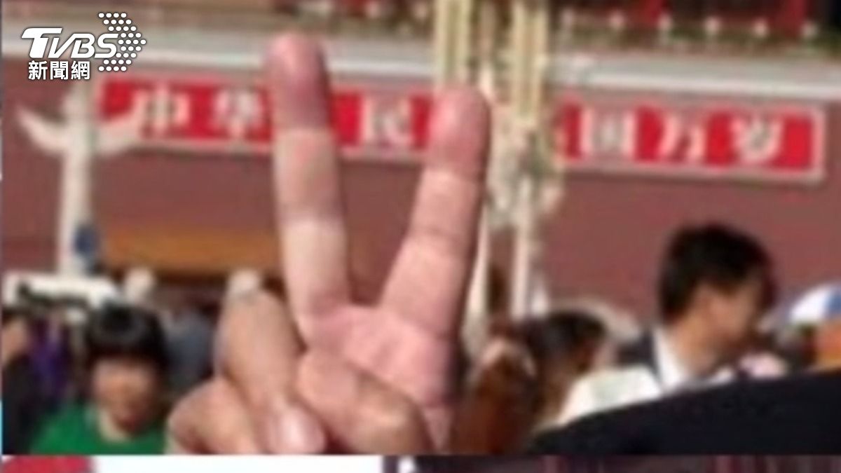 曾有台人效仿網紅在天安門借位拍照,傳遭公安留置三天。(圖/TVBS)