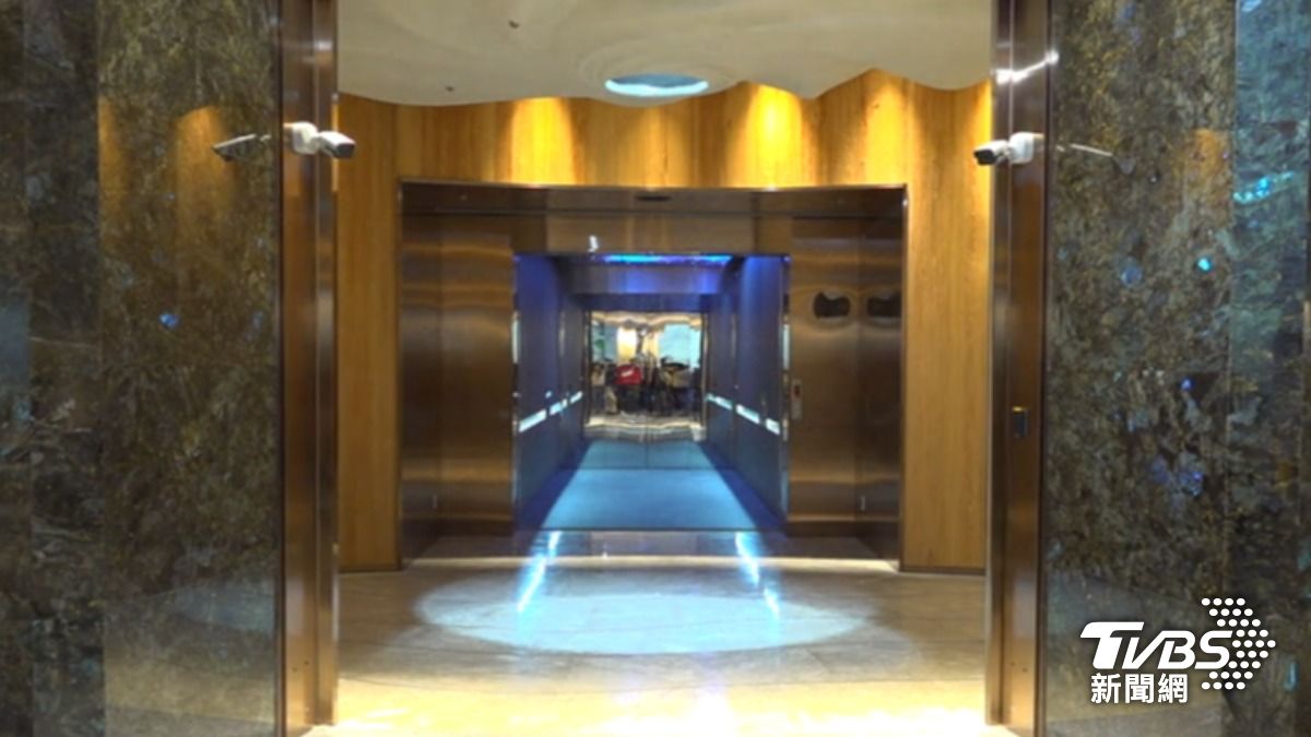 電梯空間大到能讓救護車直抵寓所。(圖/TVBS)