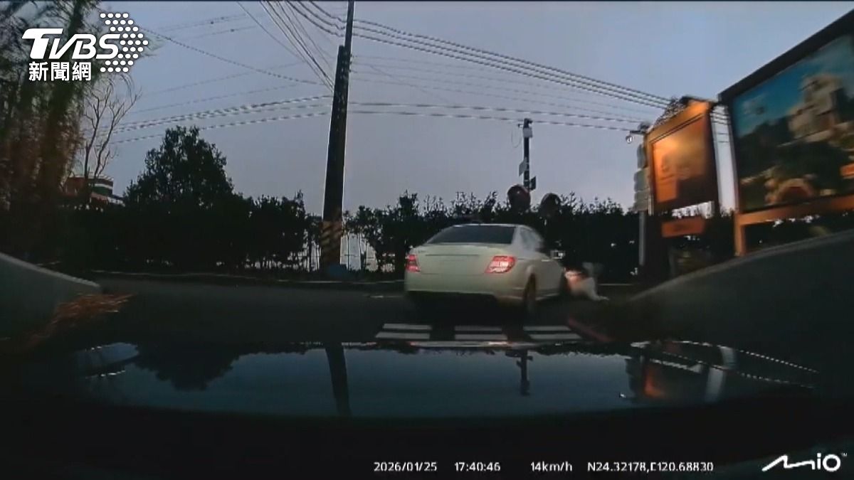 上坡煞不住、A柱擋視線？汽機車路口相撞　騎士險遭輾 。(圖／翻攝FB爆料公社)