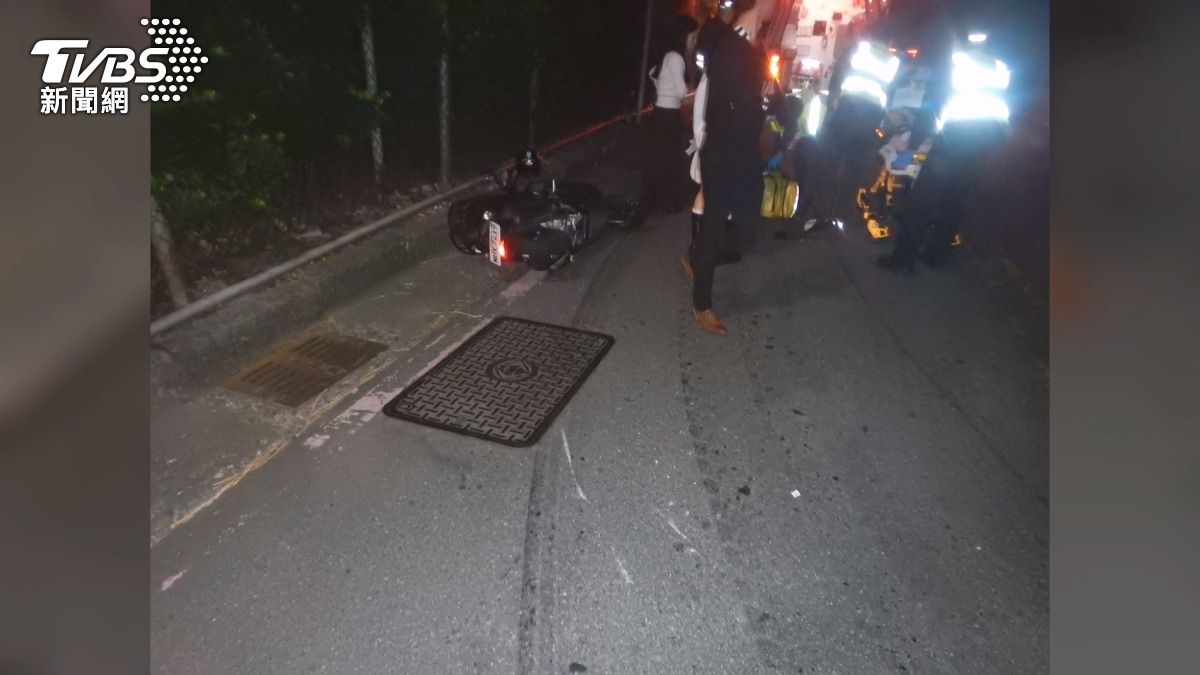 上坡煞不住？ 汽機車路口相撞　騎士險遭輾。(圖／TVBS)