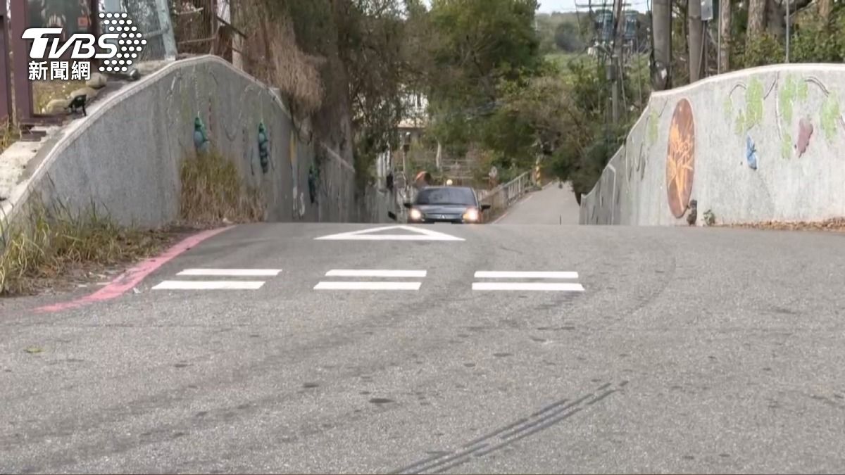 上坡煞不住？ 汽機車路口相撞　騎士險遭輾。(圖／TVBS)