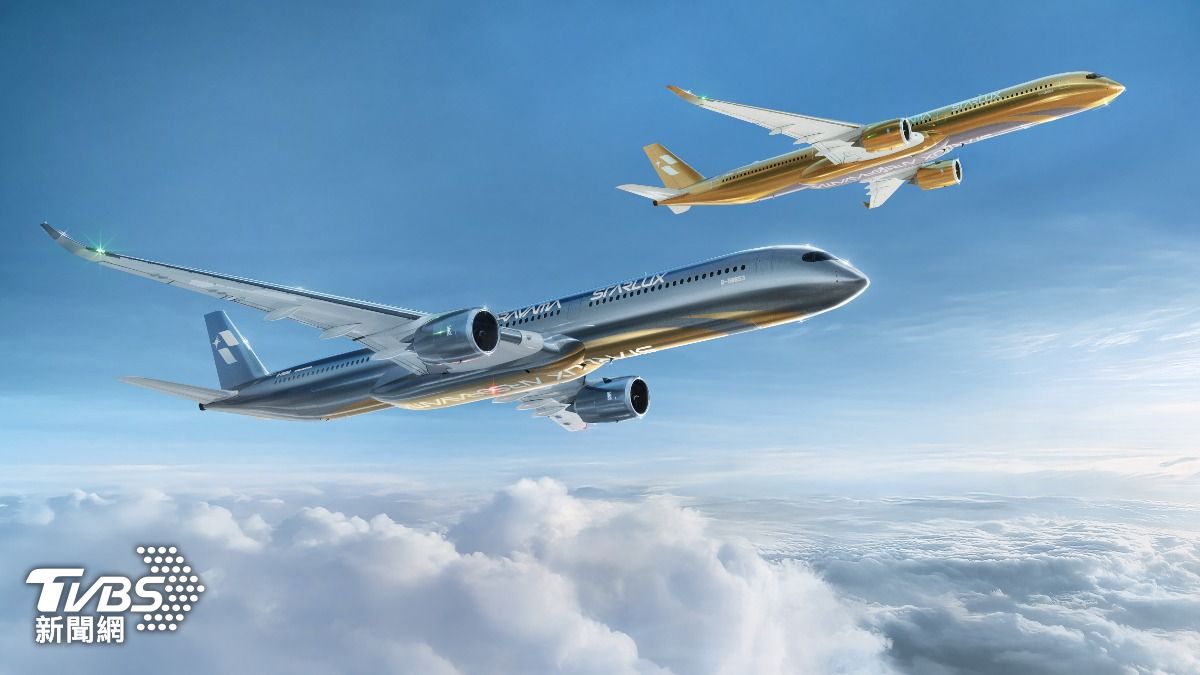國籍航空公司跨界合作日本當代藝術家「空山基」，兩架A350-1000金銀配色塗裝很亮眼。（圖／TVBS）