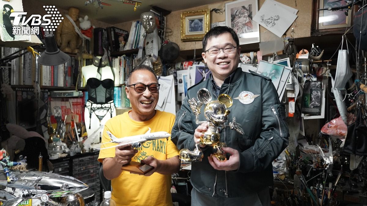 藝術家空山基作品，呈現超寫實機械美學，讓塗裝充滿科幻感。（圖／TVBS）