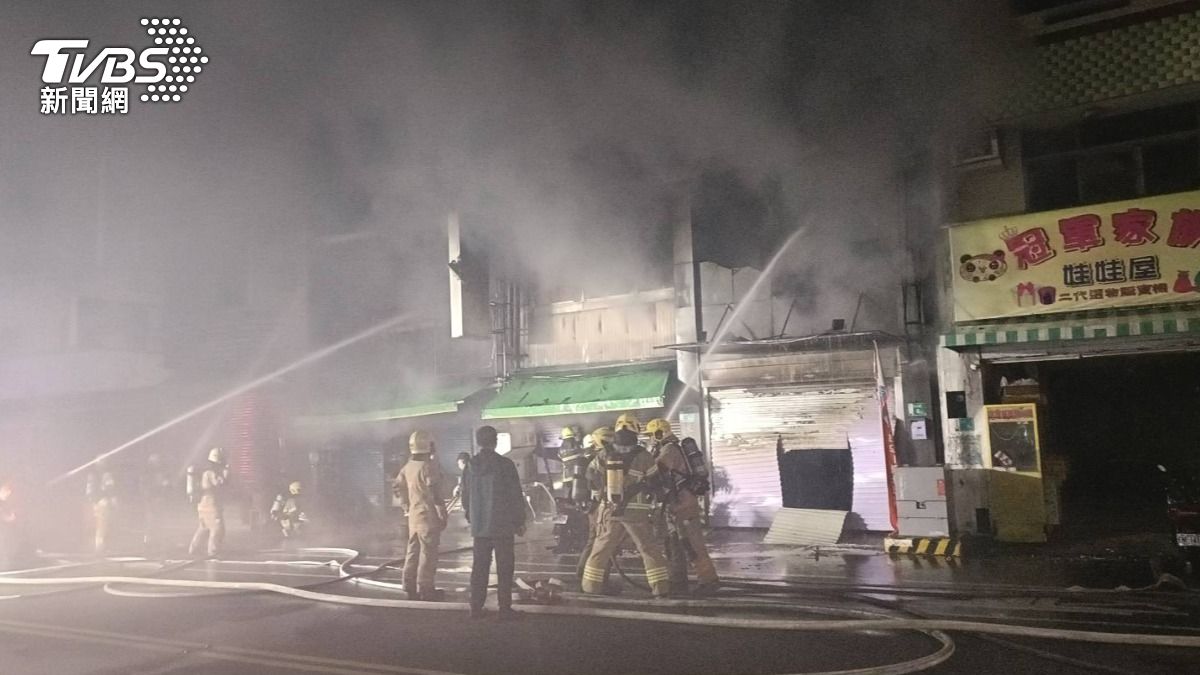 快訊/台南新營嚴重火警!3店面「全面燃燒」 濃煙狂竄整條街