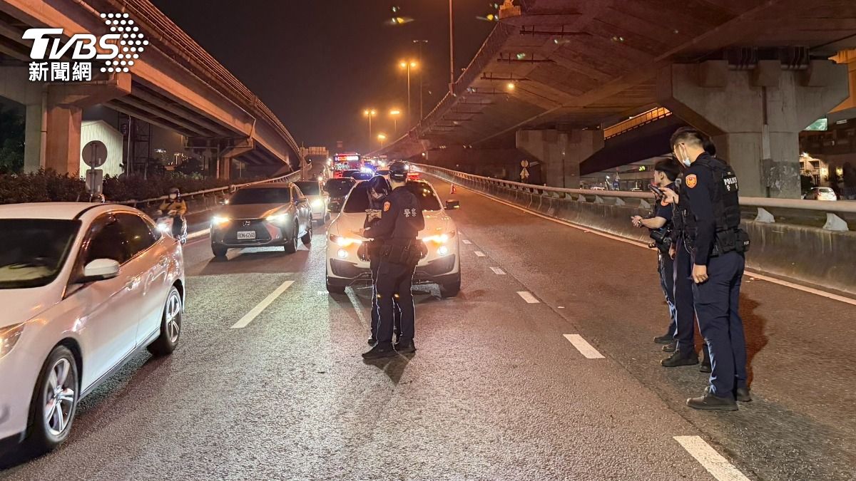 高雄街頭驚傳15聲槍響,警方目前掌握駕駛是男性,仍然持續追緝嫌犯中。(圖/TVBS)