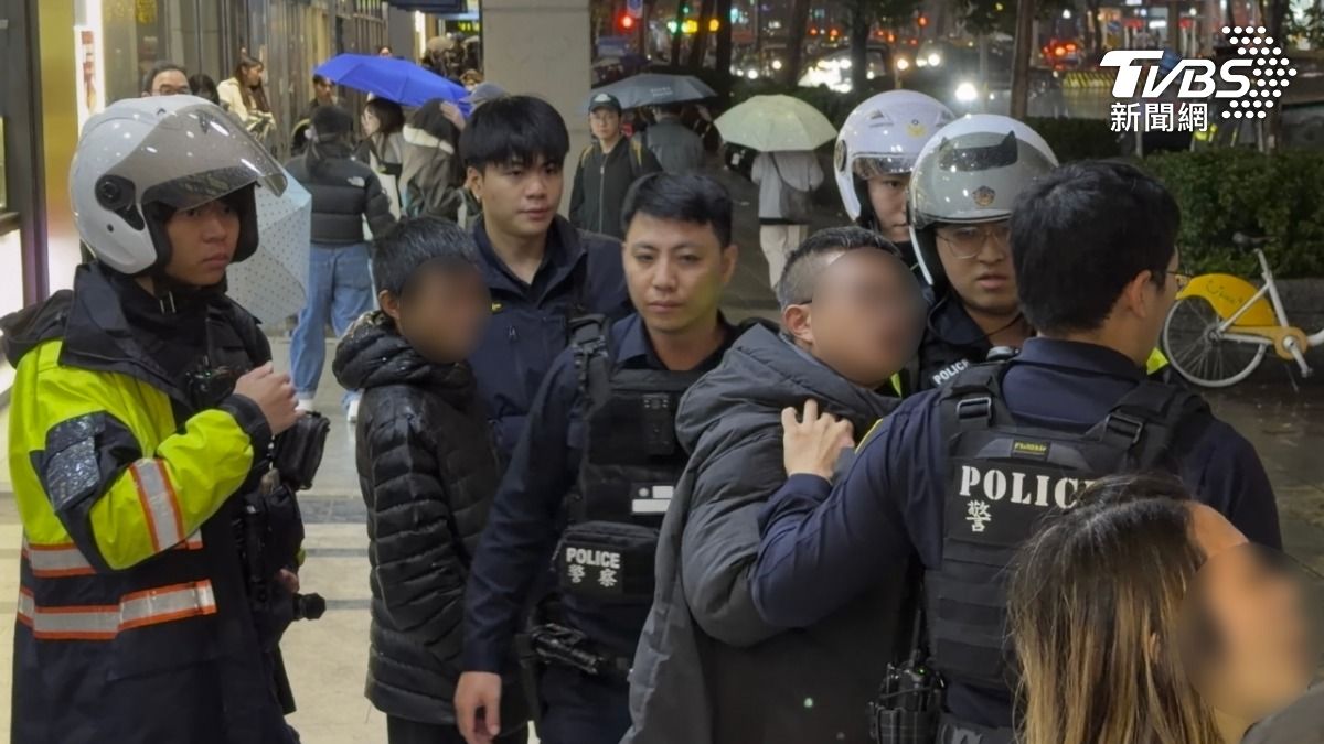 警方認為戴姓兄弟犯行明確,依「準現行犯」身分將兩人當場逮捕帶回派出所。(圖/郭穎攝)