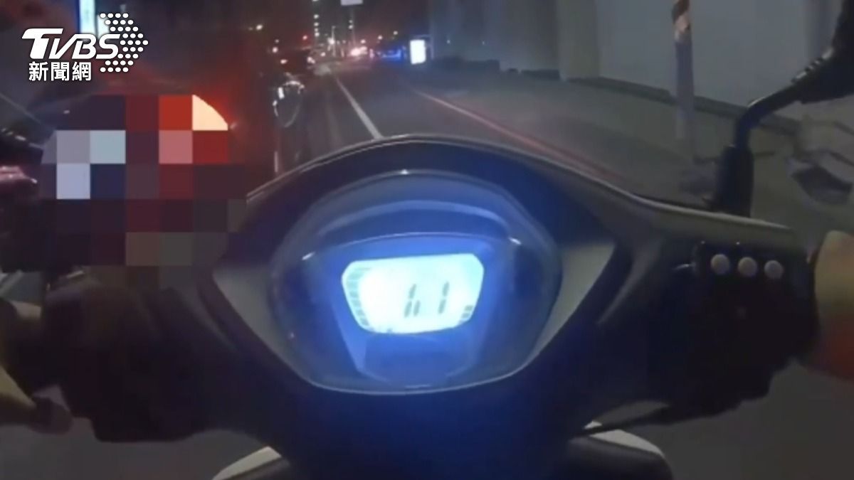 一名男子見到警方拒檢逃逸。(圖/TVBS)