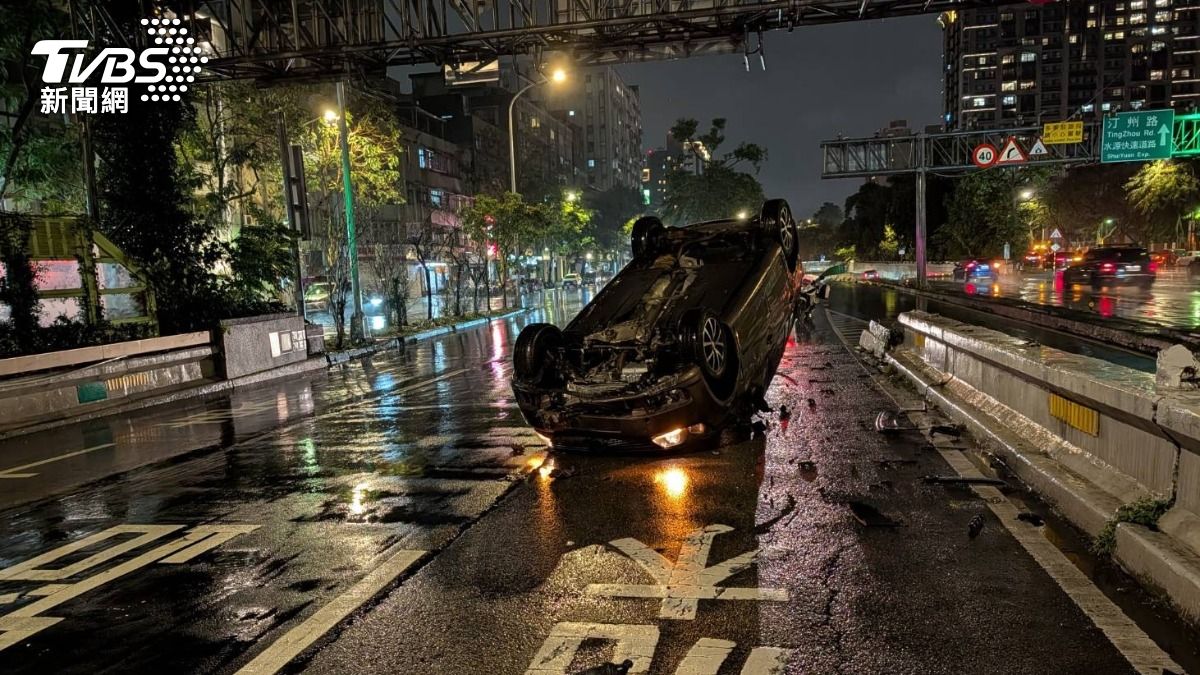 建國高架匝道口翻車！北市75歲翁擦撞　「仰天」骨折