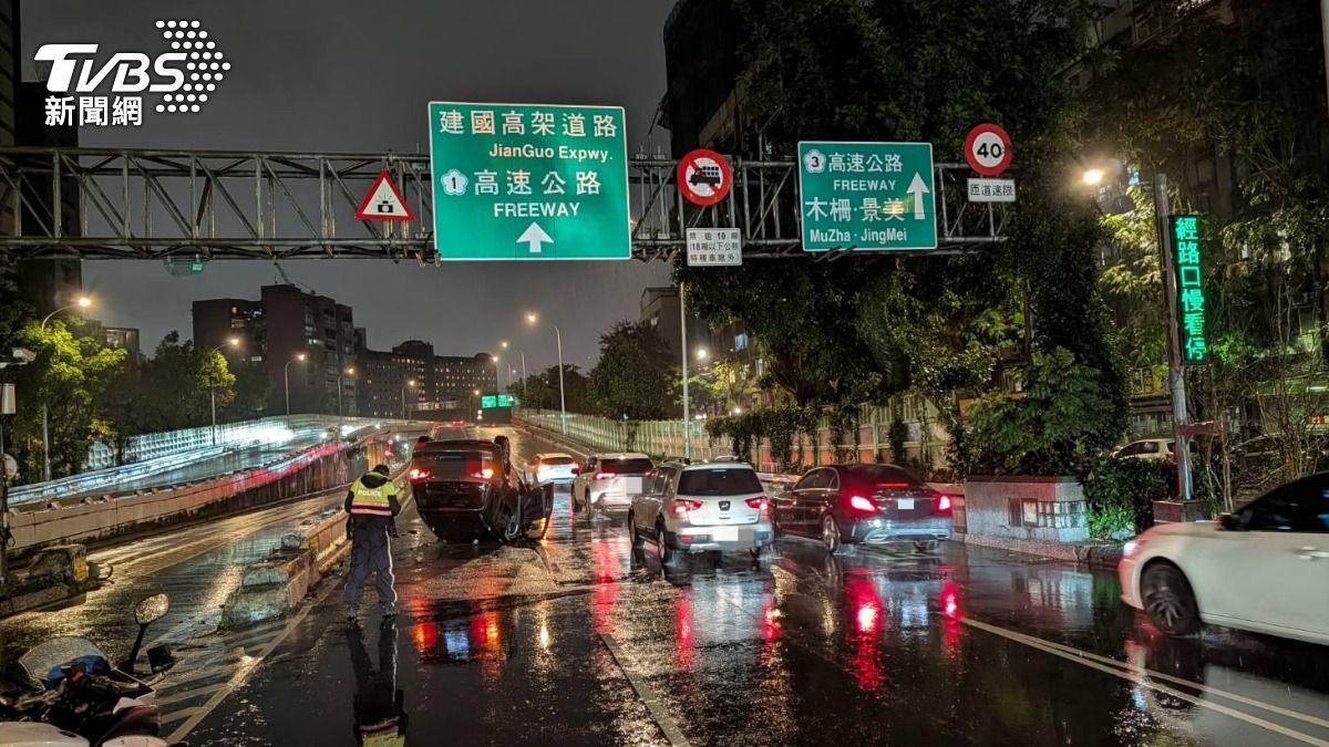 一旁有不少車輛經過,警方迅速到場疏導。(圖/TVBS)