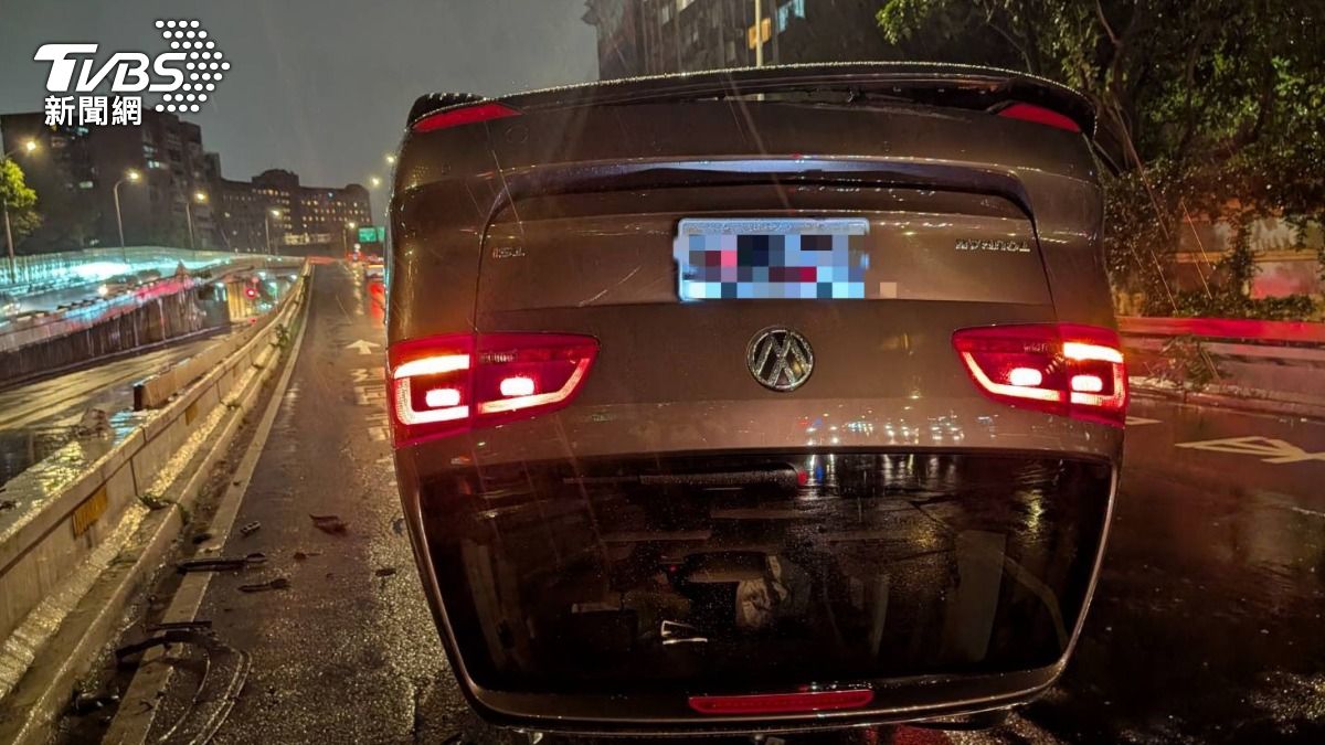 車體零件散落一地。(圖/TVBS)