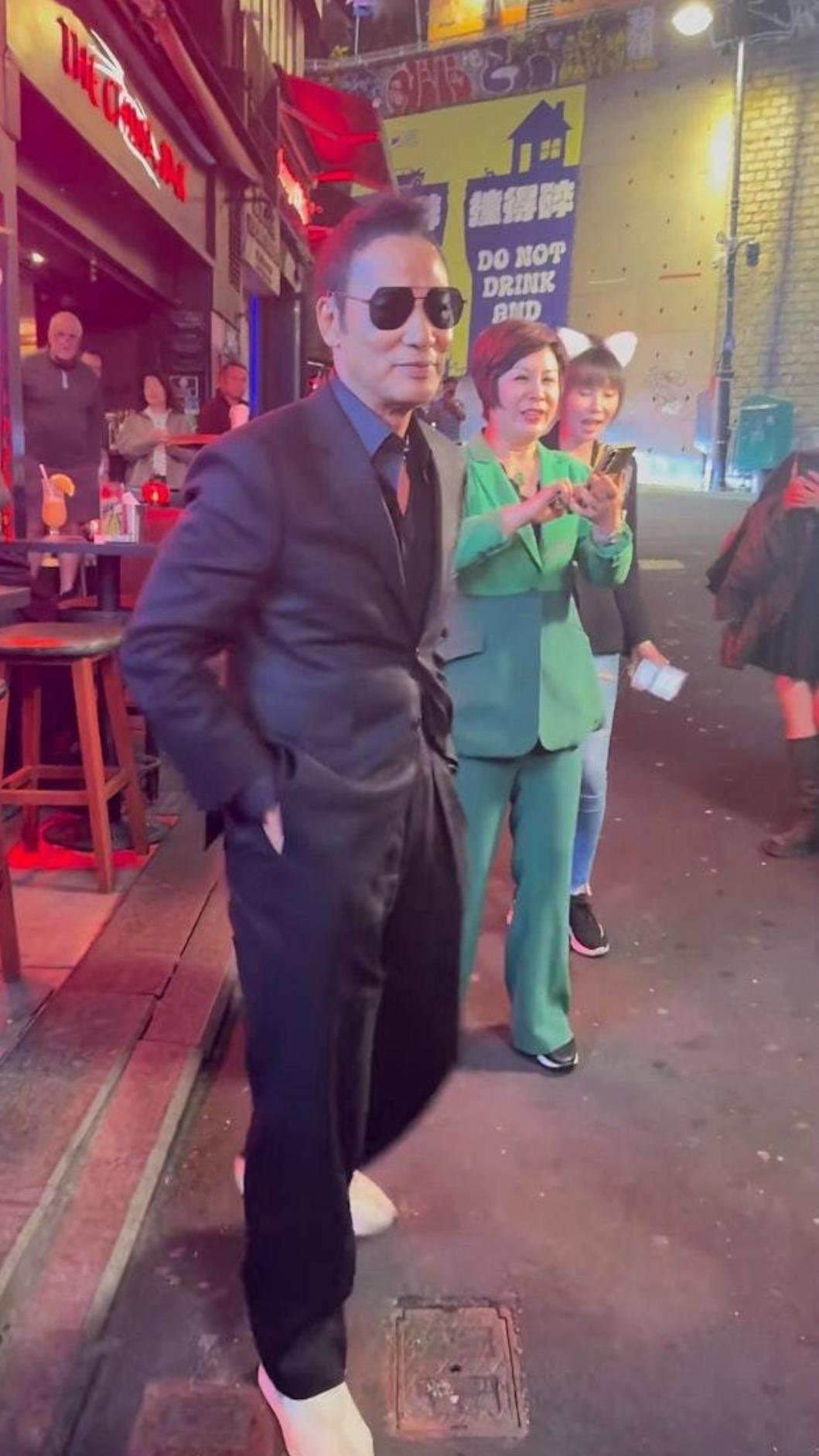 從網友分享的影片可見，任達華當晚身穿一套剪裁相當合身的西裝，身形十分精實。（圖／翻攝自小紅書）