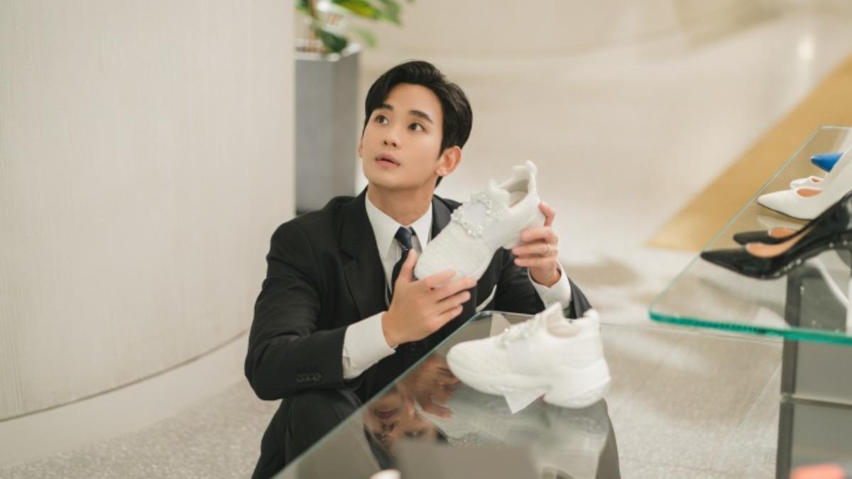 《淚之女王》裡面洪海仁(金智媛飾)收到的Roger Vivier Viv' Run鑽扣運動鞋。(圖/翻攝自Netflix)