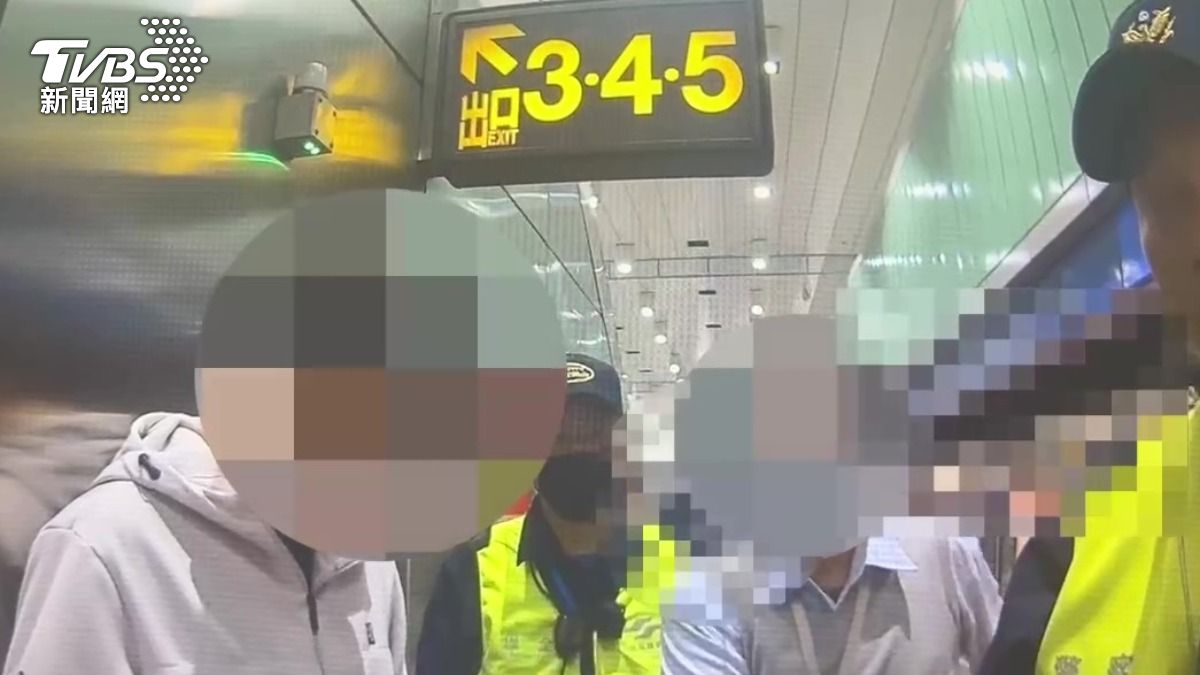 被打的潘男與站務人員告知警方當時情況。（圖／TVBS）