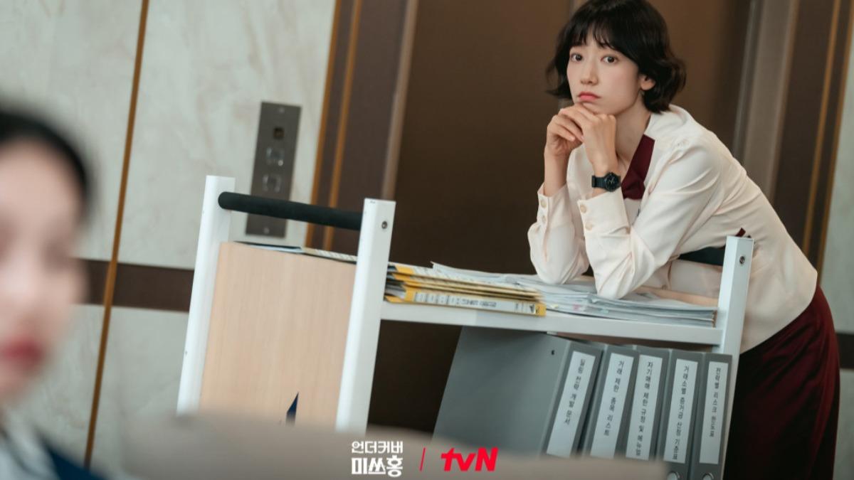 韓劇《臥底洪小姐》藏有寫實的90年代韓國職場文化！（圖／tvN）