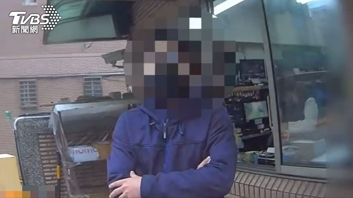 嚇爛!板橋男藏刀尾隨住戶停車場徘徊 遭警搜身急喊「不行」