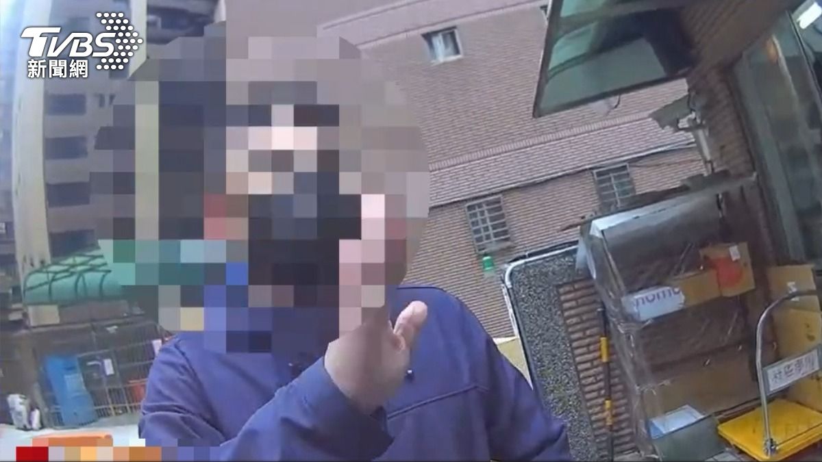 男子自知身上藏刀，拒絕警方搜身。（圖／TVBS）