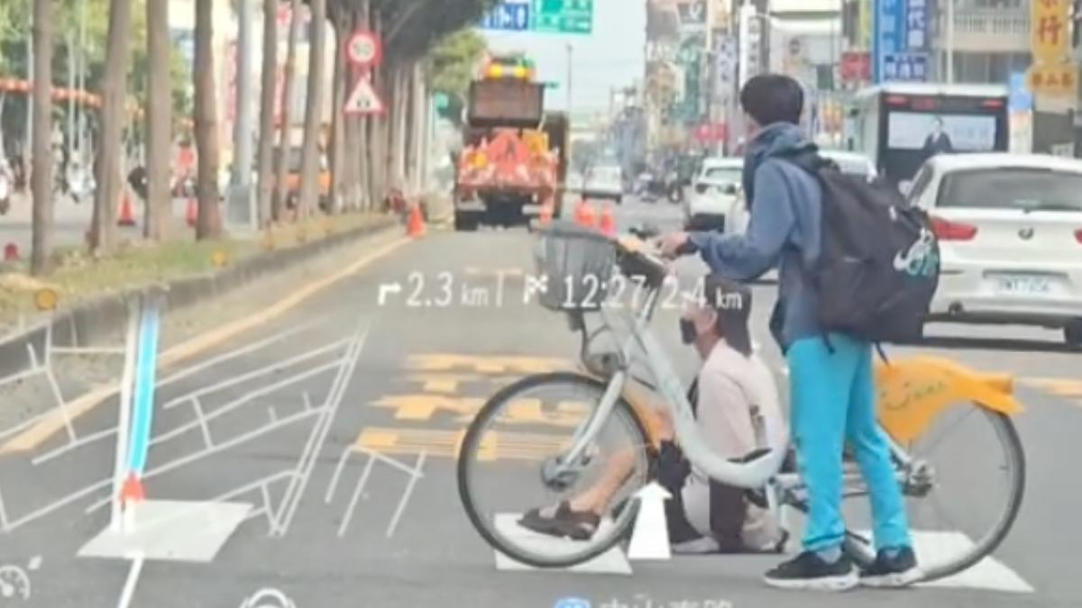 高雄少年「車流中護送」身障男 暖心畫面看哭網:天使無誤
