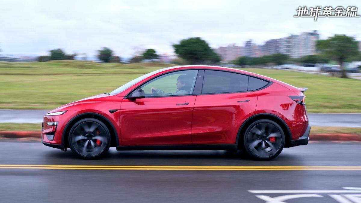 在CDC主動式懸吊系統的加持下，Model Y Performance依然保有不錯的舒適性。（圖／地球黃金線）