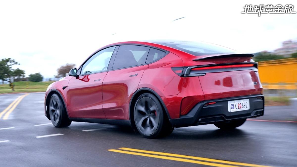 Model Y Performance加速依然狂暴，短短3.5秒就能完成0-100km/h加速。（圖／地球黃金線）