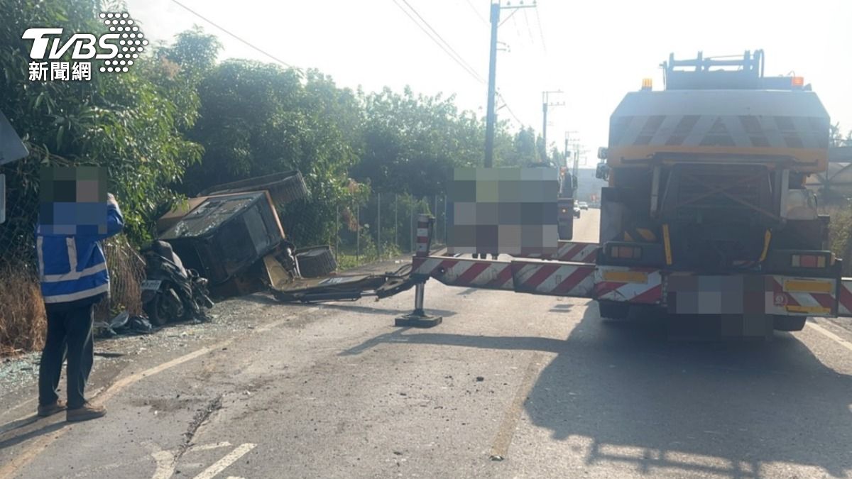 快訊／屏東大貨車過彎...怪手「整台翻覆」慘壓死男騎士