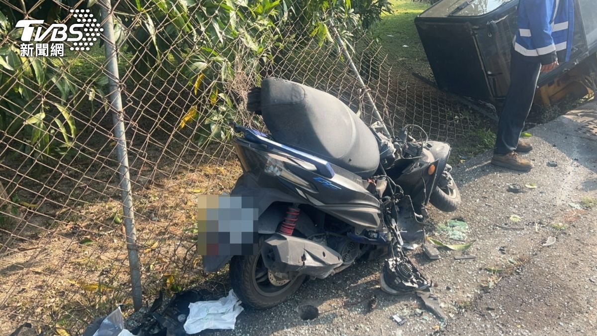 機車嚴重變形，騎士經送醫搶救後仍宣告不治。（圖／TVBS）