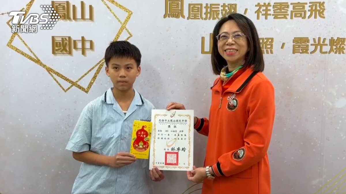 護送身障伯過馬路爆紅!高雄暖心少年現身 羞曝:只想幫忙
