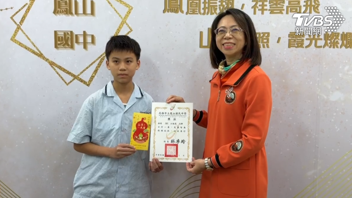 這樣的善舉,學校特別當著同學的面公開表揚,除了記功嘉獎外,也頒發獎狀及小紅包肯定江詠恩的熱心行為(圖/TVBS)