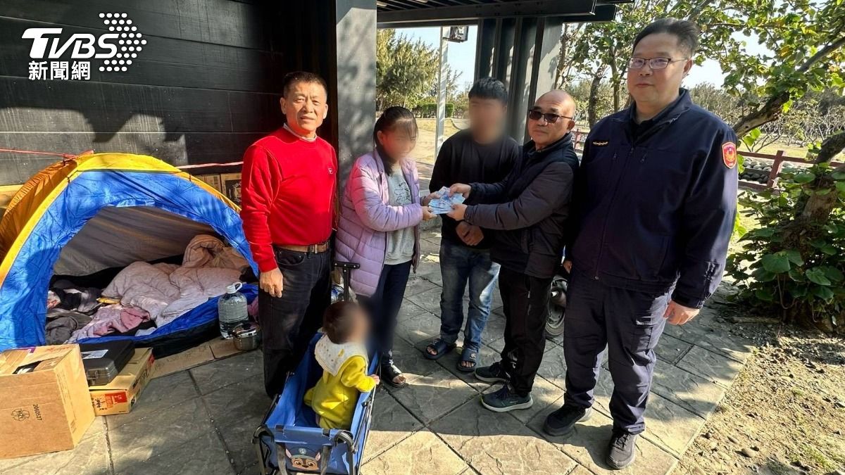 毛男表示,一家人突遭房東驅離,21日晚間只能帶著妻兒在寒風中棲身於單薄的帳篷內。(圖/TVBS)