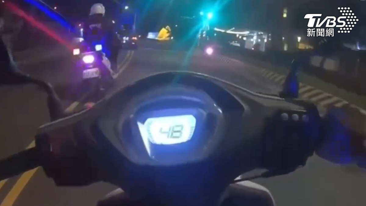 兩位員警騎車巡邏,看到一輛黑色轎車形跡可疑向前攔檢,轎車不聽員警指示狂催油門,逆向跨越車道,員警當機立斷鳴笛亮燈,一路追(圖/TVBS)