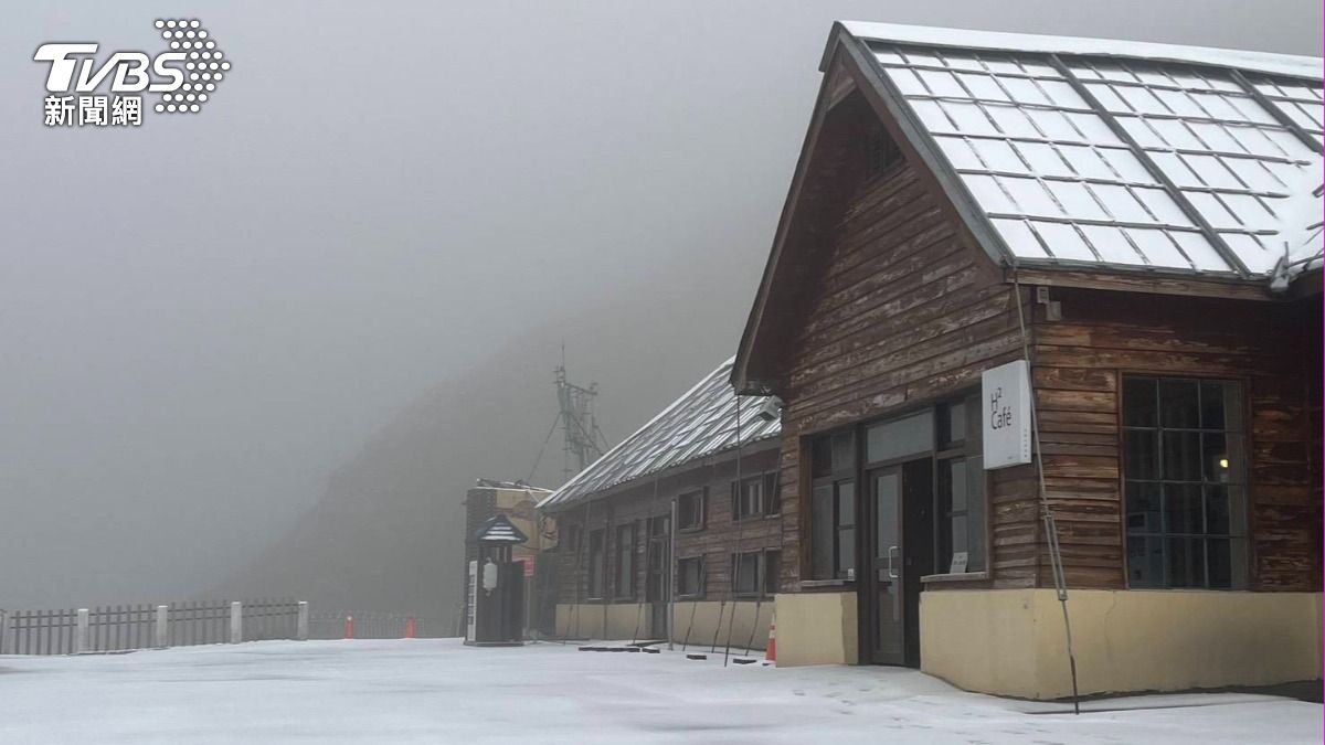一夜變銀白世界!合歡山「冰霰夾雪花」 積雪1.5cm畫面曝
