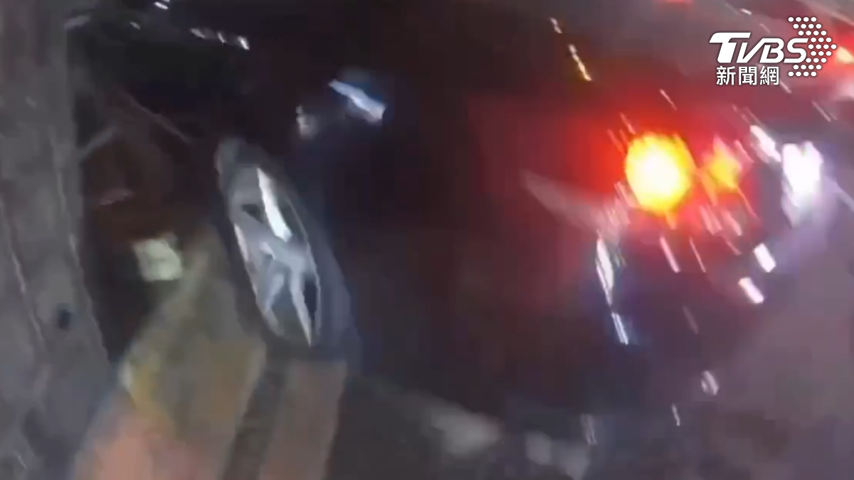 轎車一度後退衝撞,有意衝撞員警,兩位員警拔槍連開十幾槍 駕駛依舊沒停,朝警察方向狂衝(圖/TVBS)