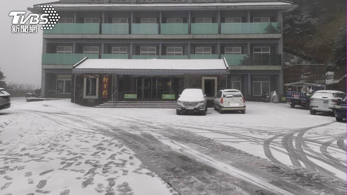 松雪樓車輛上有積雪。（圖／TVBS）