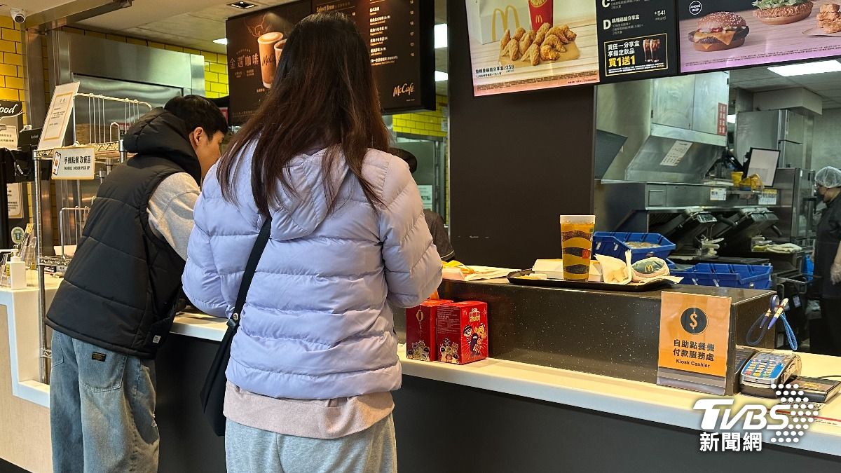 許多民眾一早到麥當勞購買12生肖公仔。(圖/讀者提供)