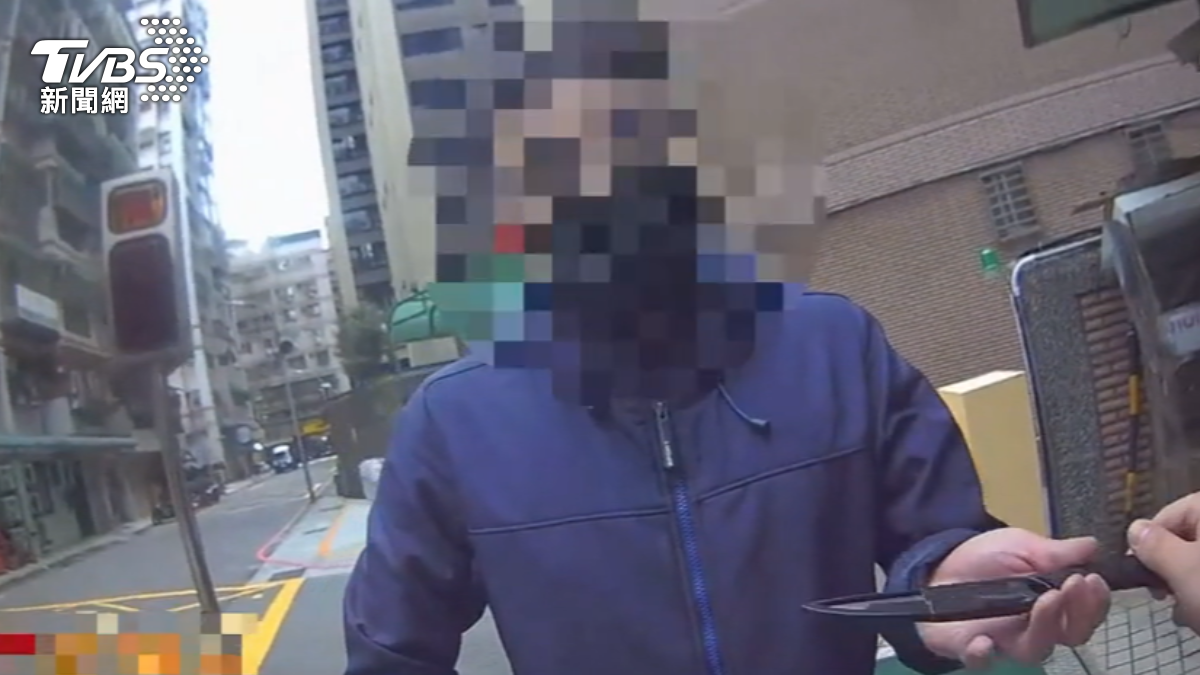 男持刀闖社區遭總幹事報警。（圖／TVBS）