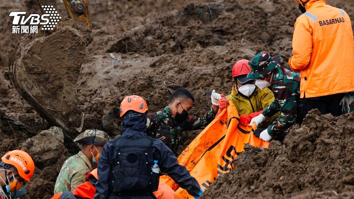 印尼西爪哇山崩增至34死、32人失蹤 雨下不停搜救受阻