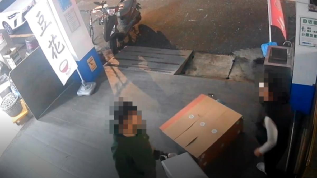 一對男女疑似酒醉吵架,女子竟猛砸剉冰店的設備。(圖/TVBS)