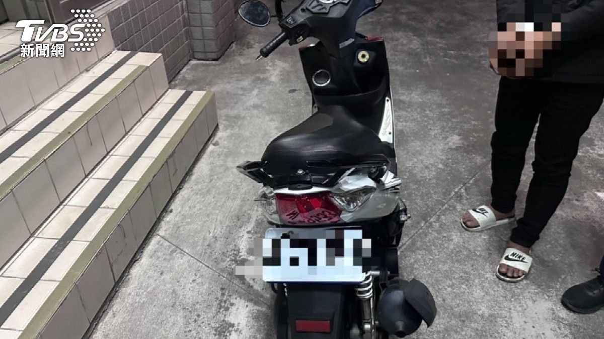 騎贓車沒油求助警察！27歲男「自投羅網」秒被上銬逮捕。(圖／TVBS)