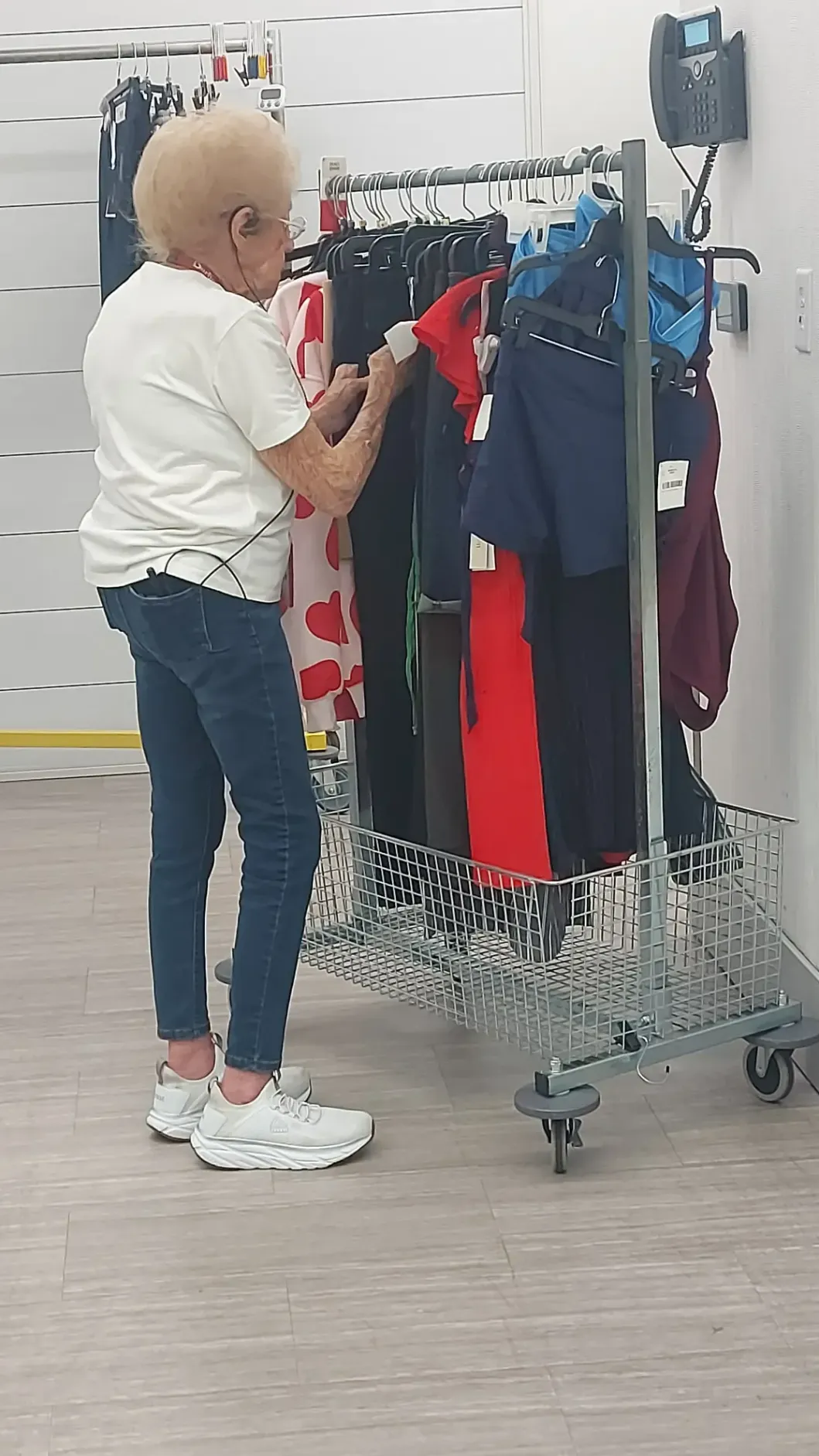 92歲的康尼克在美國一家伯靈頓百貨的服飾店工作。(圖/翻攝紐約郵報)