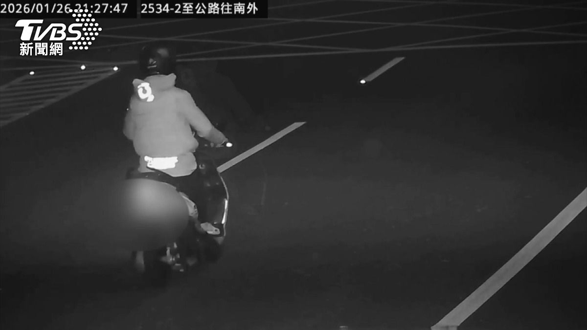小偷自己送上門！騎贓車沒油求助警方，置物箱再搜出2贓物。(圖／TVBS)