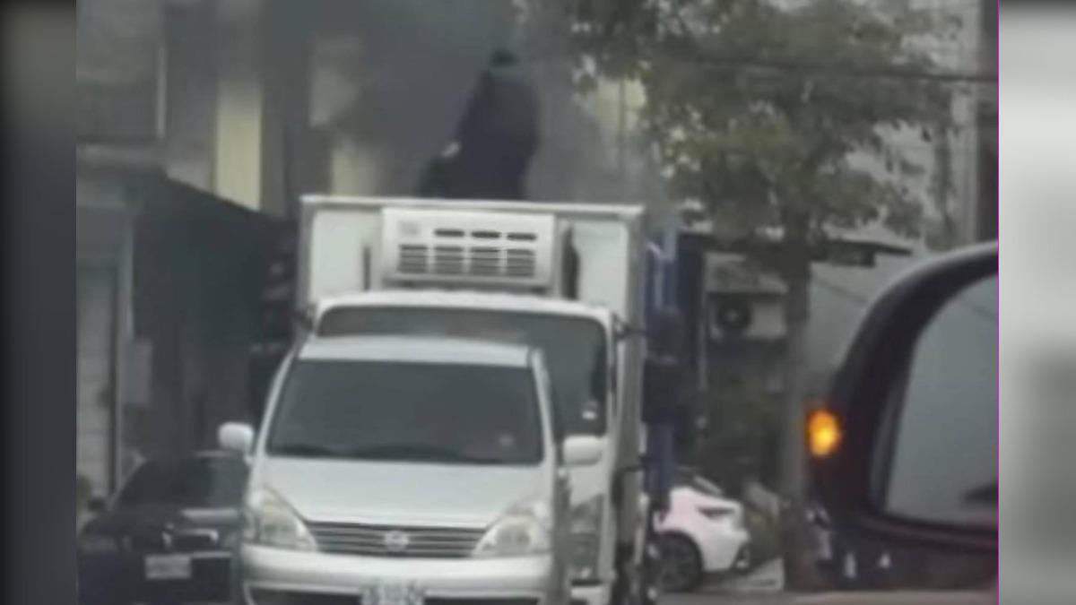 駕駛站上貨車車斗上滅火。(圖/TVBS翻攝)