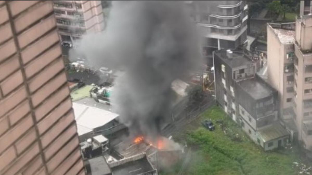 快訊/汐止鐵皮屋火災!濃煙竄天際 民眾驚:煙好大