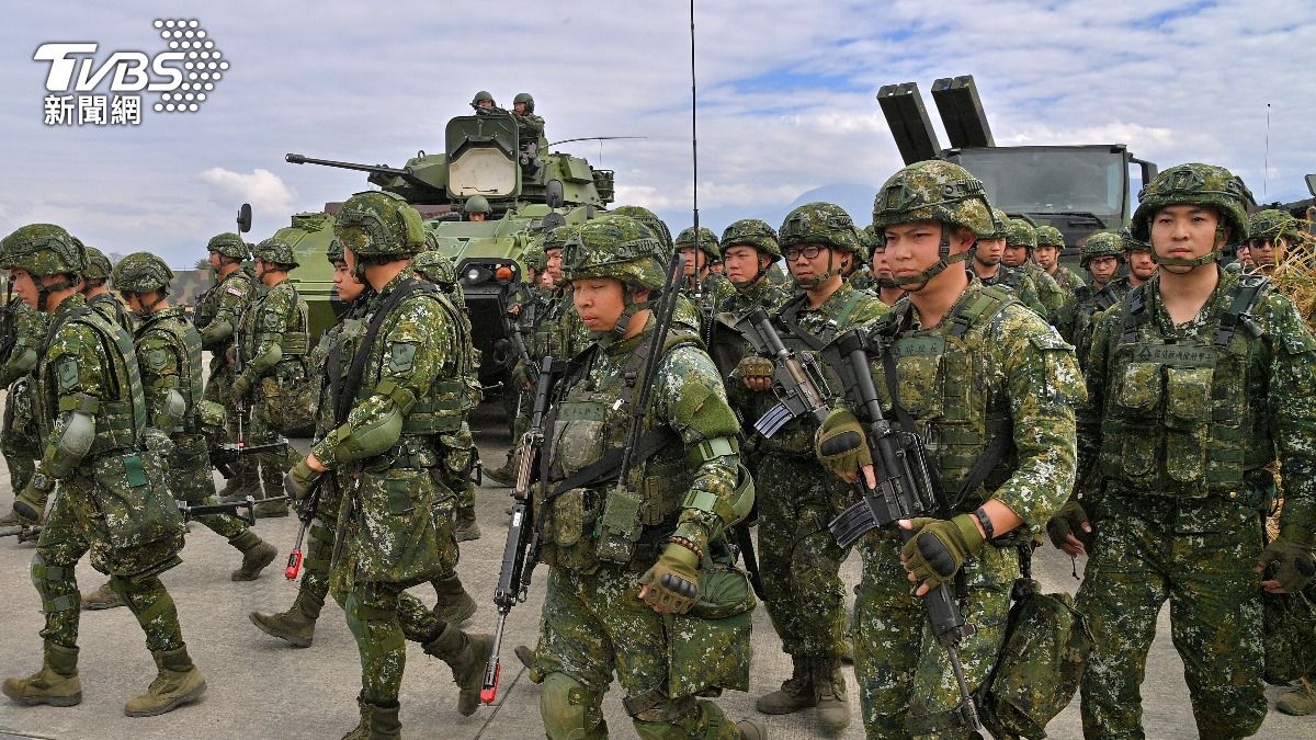 國軍春節加強戰備，模擬敵軍以第五縱隊入侵軍營機場，我軍實施反擊奪還，並以海馬士遠程火箭攻擊澎湖望安方向敵軍。（圖／胡瑞麒攝）