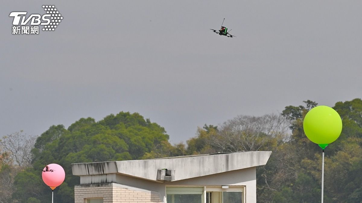 陸軍十軍團示範以無人機攻擊入侵機場的敵軍第五縱隊。（圖／胡瑞麒攝）