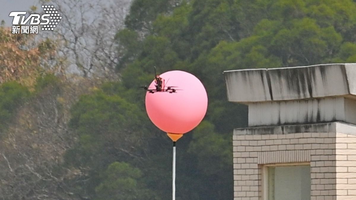 無人機飛往目標。（圖／胡瑞麒攝）