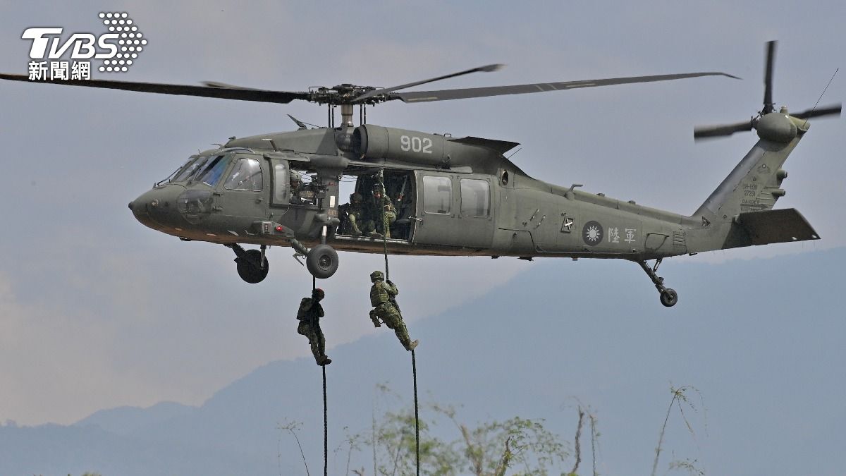 602旅派遣UH-60M通用直升機模擬敵機降突襲機場要地。（圖／胡瑞麒攝）