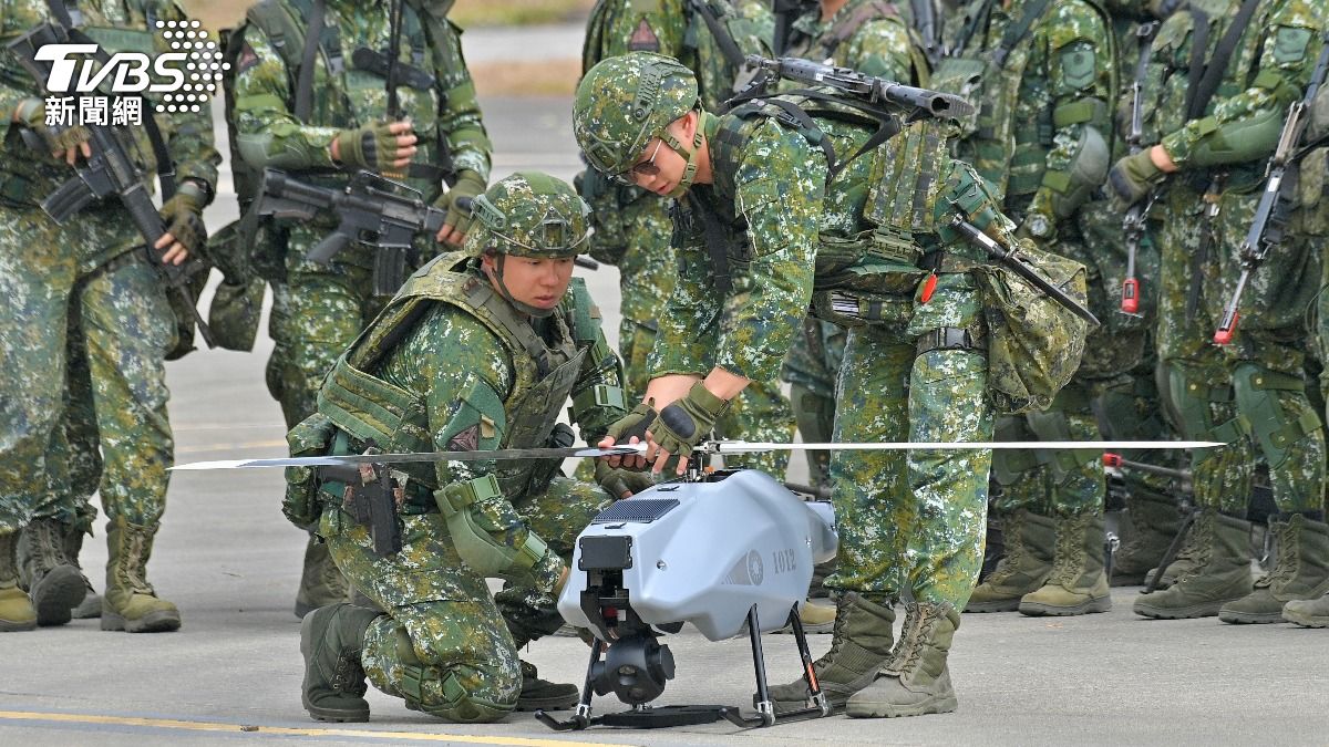 聯兵586旅運用戰術型近程無人飛行載具實施戰場偵蒐。（圖／胡瑞麒攝）