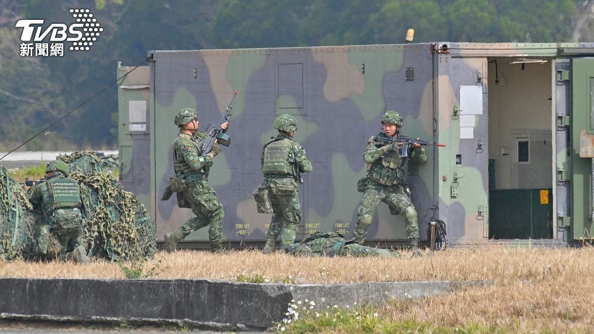 官兵利用掩體實施反擊。（圖／胡瑞麒攝）