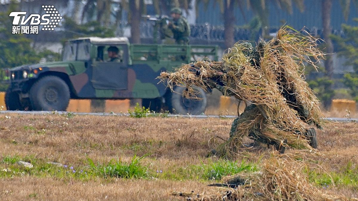 陸軍在新社龍翔營區進行戰備操演，模擬地面偵查組及狙擊組佔領要點向敵軍實施攻擊。（圖／胡瑞麒攝）