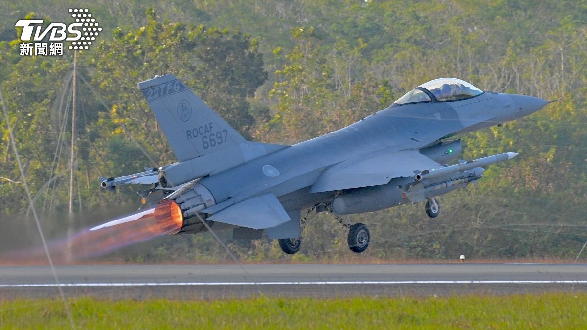 空軍第4戰術戰鬥機聯隊實施F-16型機緊急起飛演練。（圖／胡瑞麒攝）